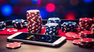 Pengguna memegang ponsel dengan layar opelgaming menunjukkan tampilan responsif dan mudah diakses di perangkat mobile